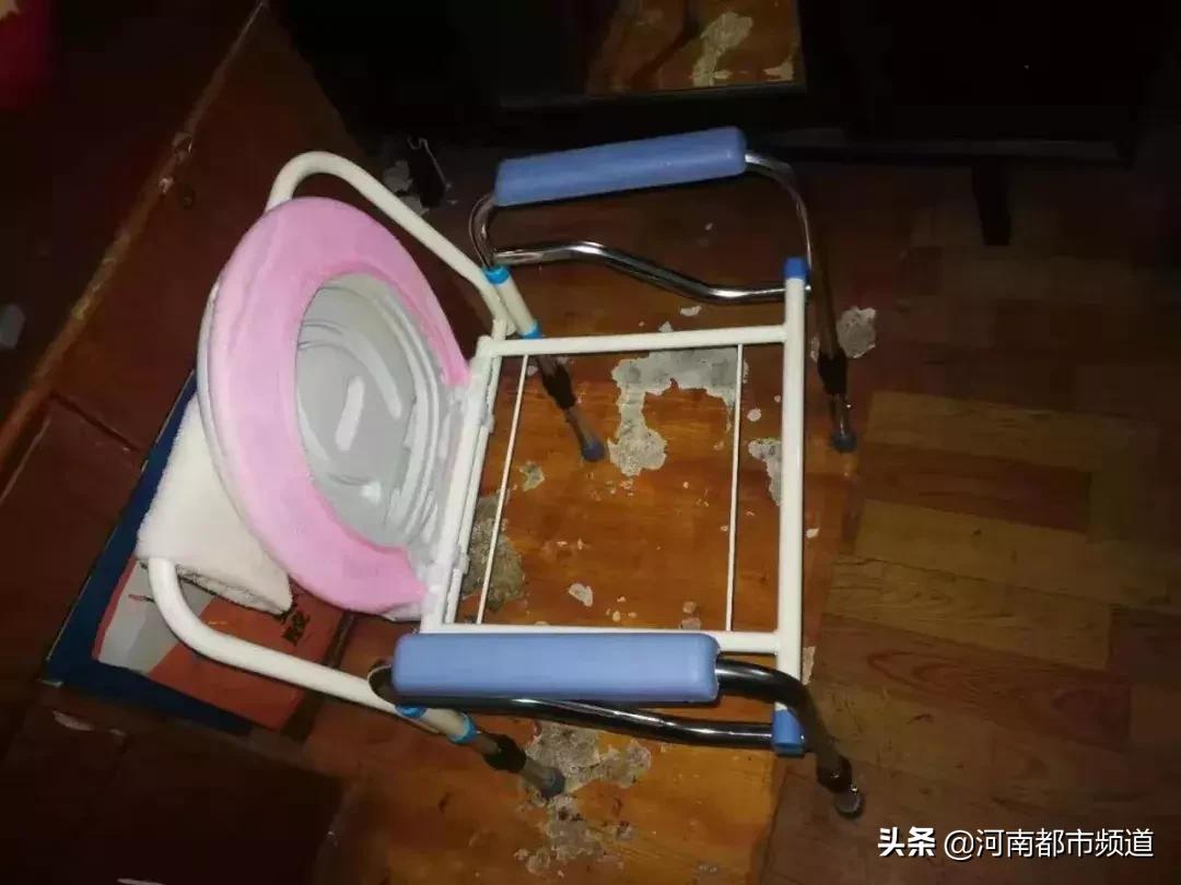 凌晨一点楼下居然传来了敲门声,女子深夜睡觉楼上传来怪声