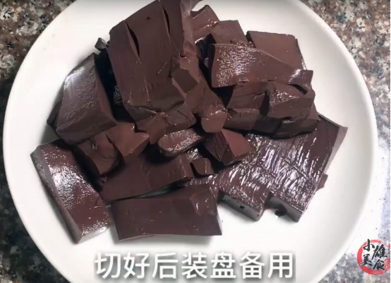 炒猪血猪血要过水吗,炒猪血不放姜