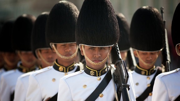 花里胡哨，极具特点的泰国皇家卫队，为何被称之为“彩虹卫队”