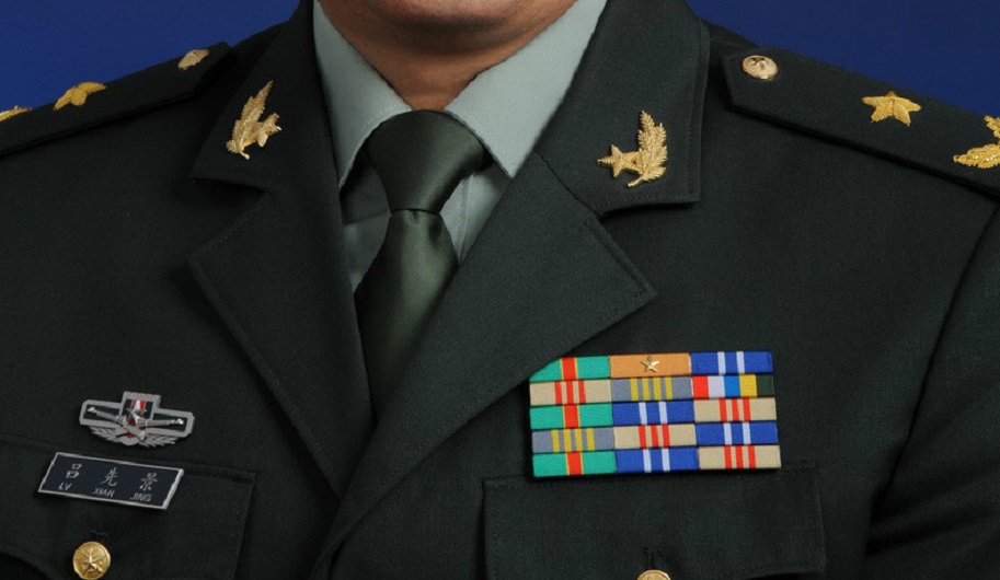 教你如何识别我军军官的级别大小，只看胸前的资历章就行了