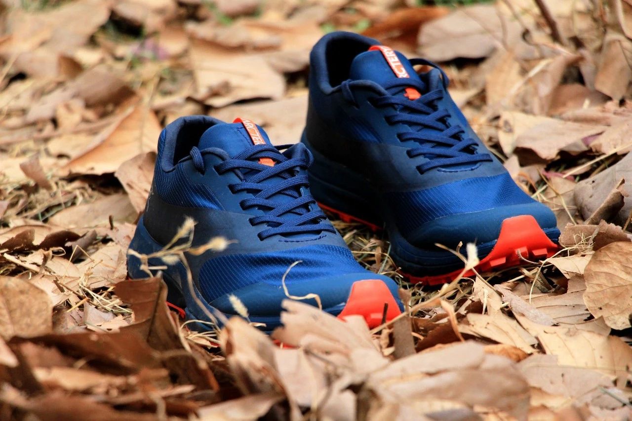 透气抗水登山鞋,耐磨防滑透气缓震登山徒步鞋