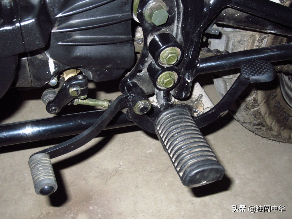 脚舒服了，鞋面也干净了---银钢悍路者300偏三轮换挡杆改前后踩