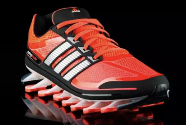 美国阿迪感到了压力！中国战狼刀锋鞋负重前行，国产跑鞋弯道超车