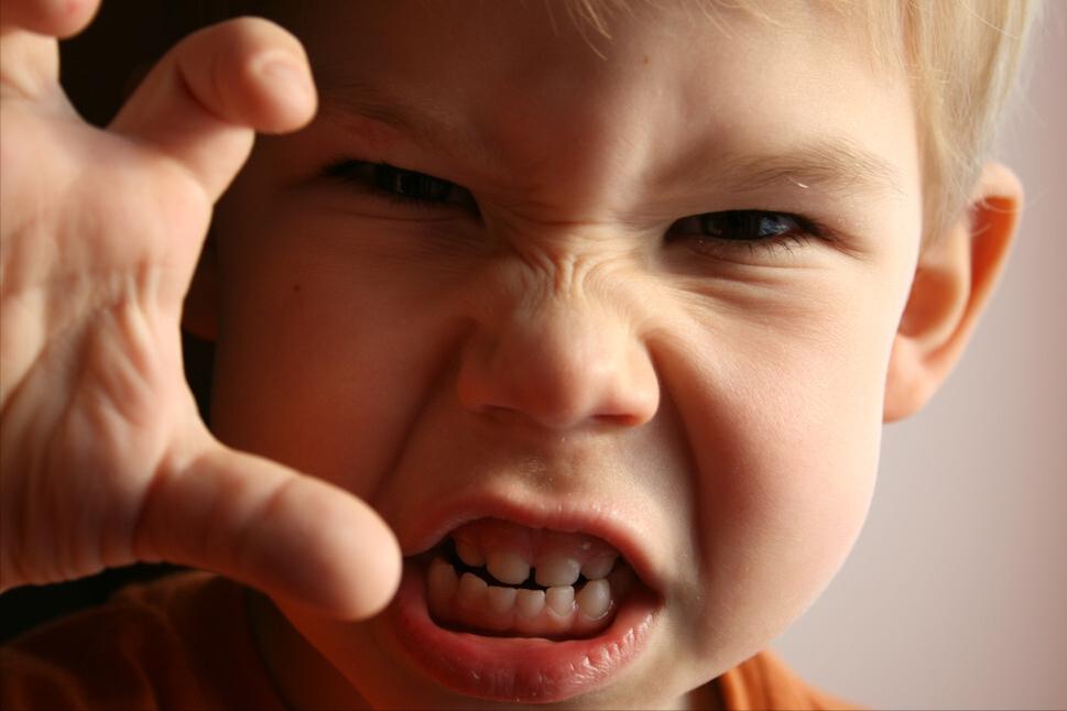 孩子发脾气摔东西如何解决,孩子发脾气爱摔东西怎么教育