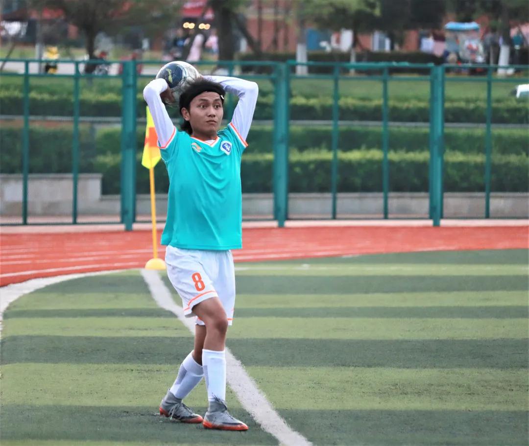 汗水留在足球场,足球场挥洒汗水优美句子