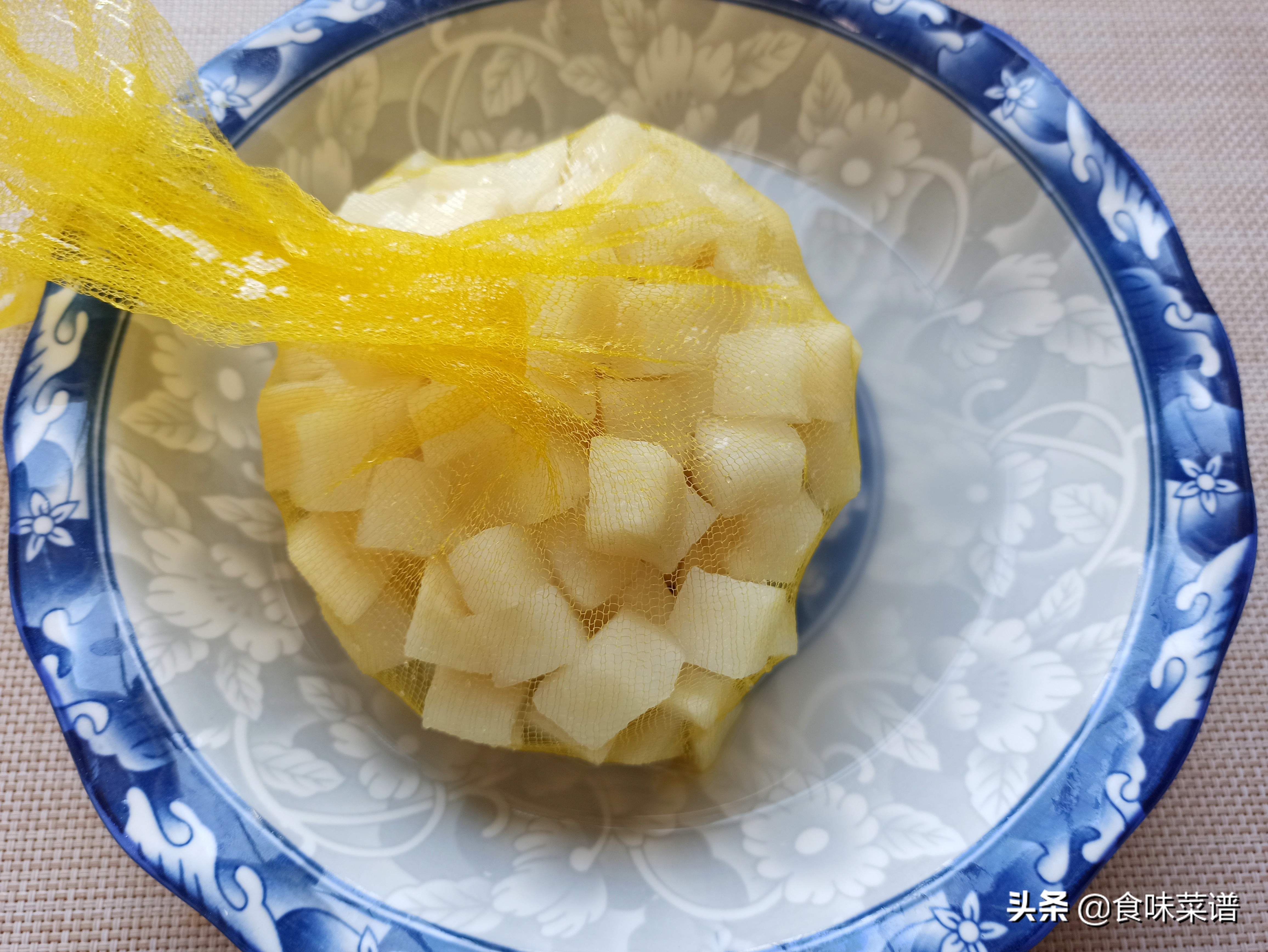 奶奶教你做腌萝卜,农村奶奶自制腌萝卜