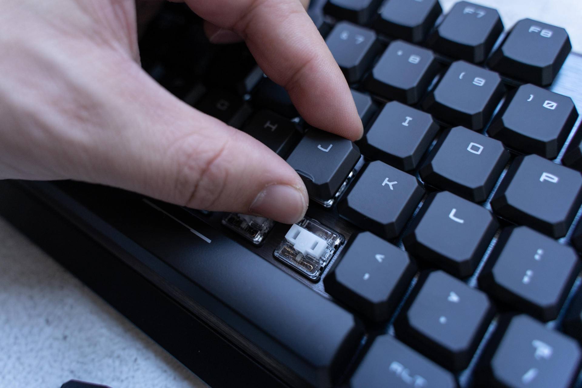 你觉得机械键盘黑轴好还是茶轴,机械键盘推荐茶轴黑轴