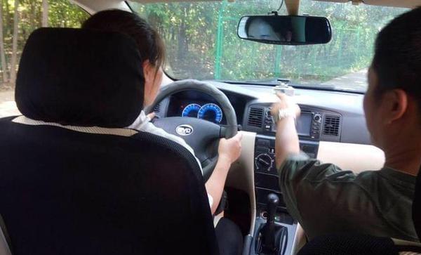 考了驾照上路关注什么,为什么考驾照一次过反而不会开车