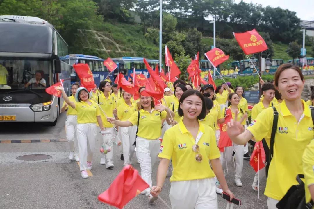 巨邦快乐集结号丨看见了，其中一艘游艇上，是我们的船长大舅哥