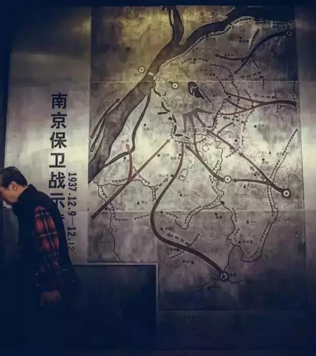 嫌工资低辞职光脚坐在火车站,成都市副市长辞职