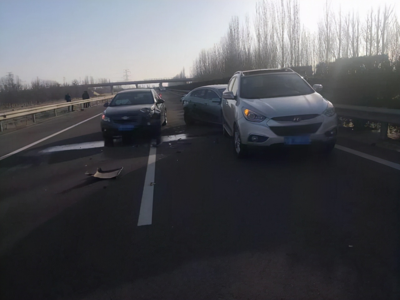刮到路边违停的车，没关注开走了怎么办