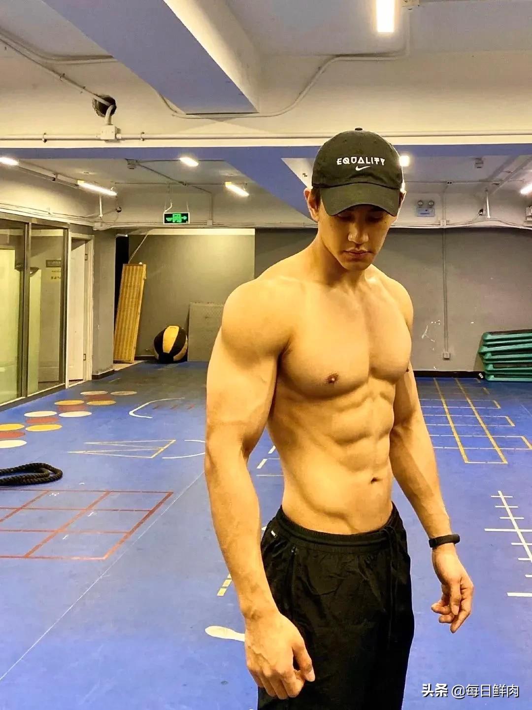 帅气知名健身教练,星健身教练