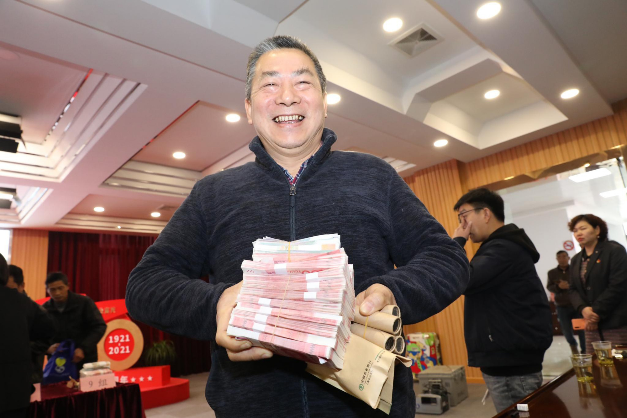 200万存银行利息每个月能提出来吗,200万存银行吃利息不上班能行吗