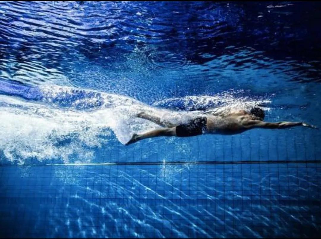 鱼式游泳新手入门,螺旋式游泳的正确姿态