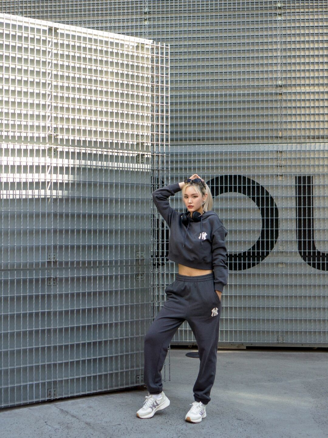 白色帆布鞋怎么搭配适合秋天,秋天帆布鞋匡威