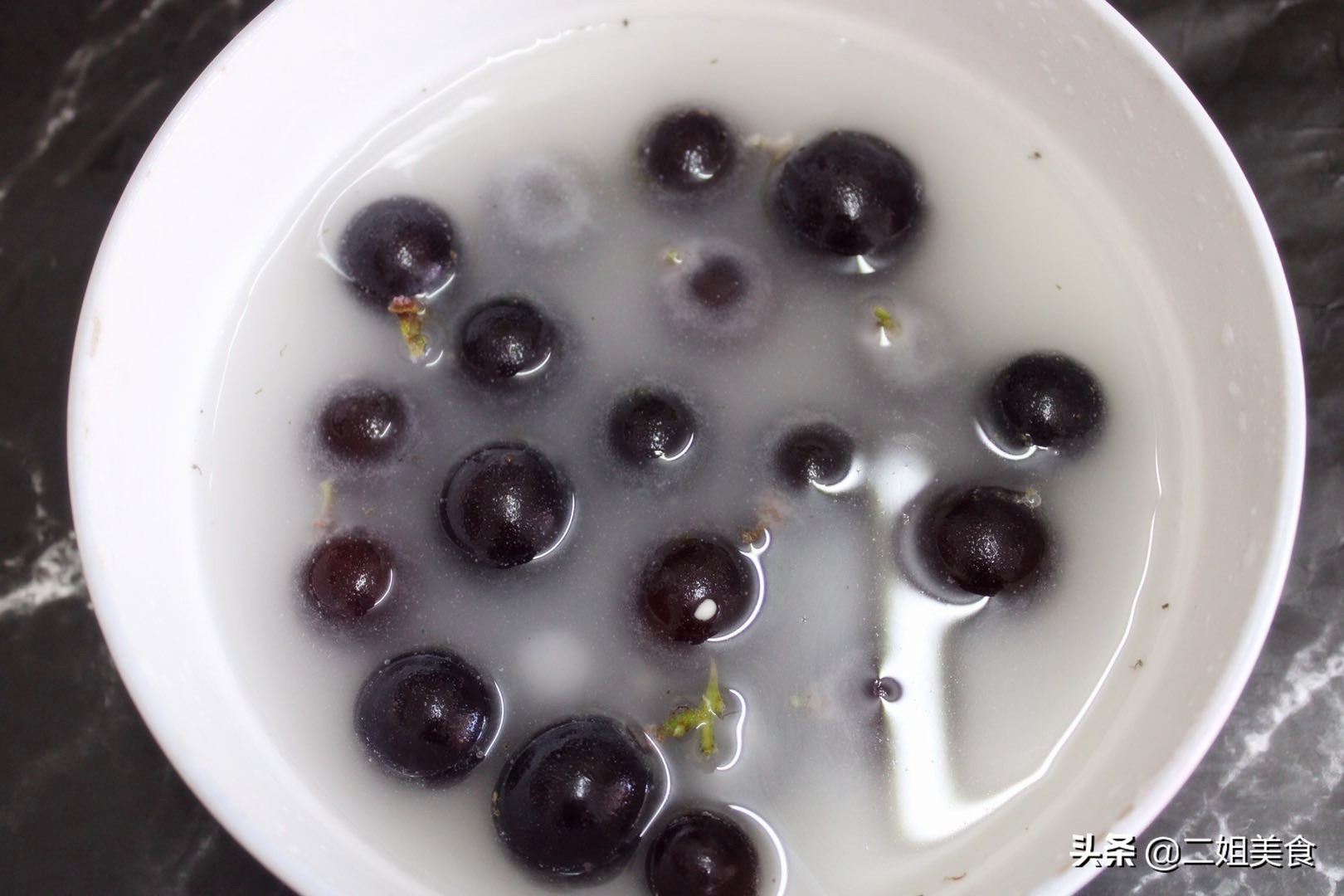 洗葡萄为什么要用盐,盐水洗葡萄的正确方法