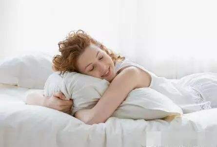 女性睡觉前经常用艾叶泡脚，身体会出现这3种变化，1种人要警惕