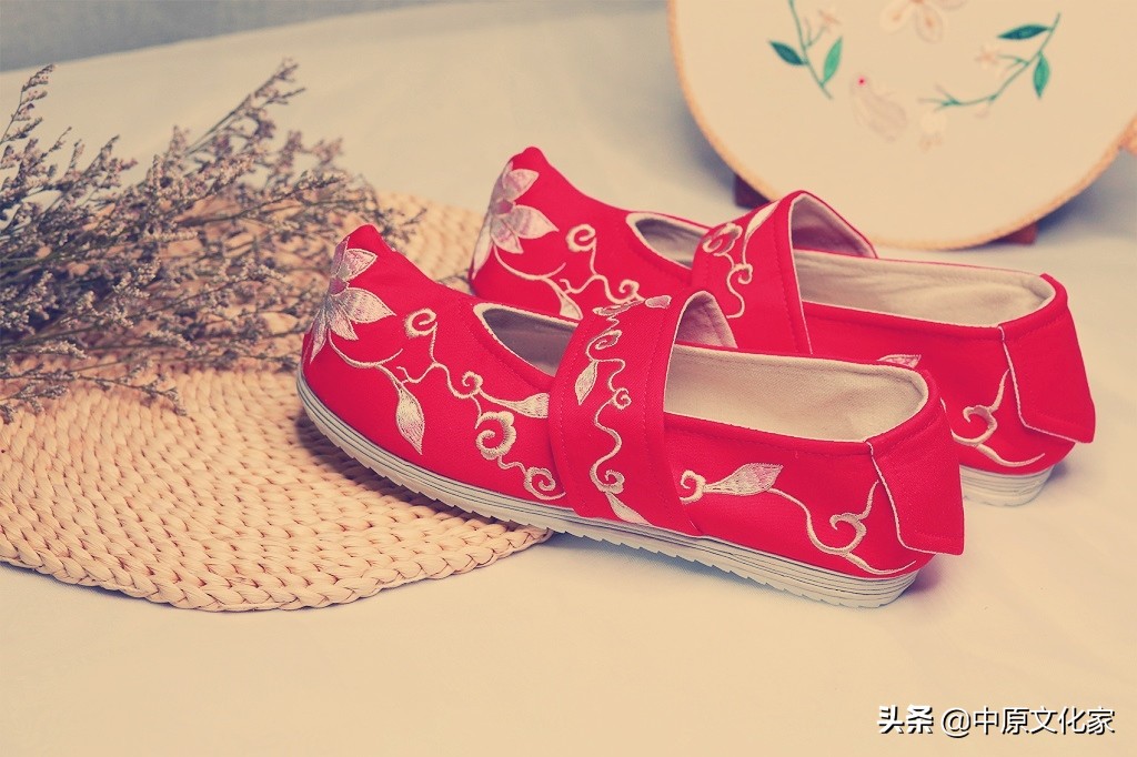 古人穿的鞋子为什么总是翘起来,古人鞋尖向上翘怎么回事