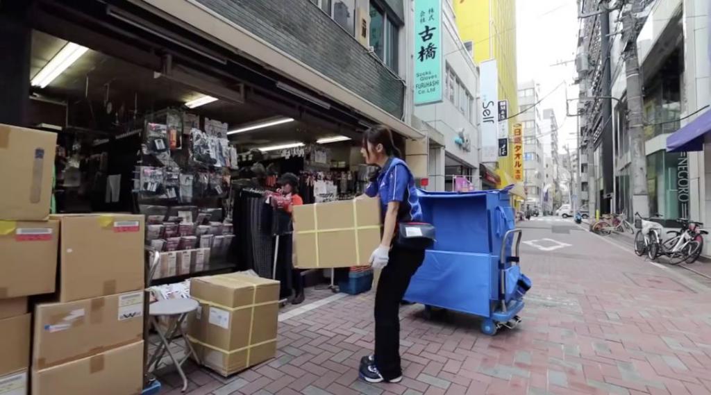 曝日本美女快递员工作细节，网友：太“变态”了