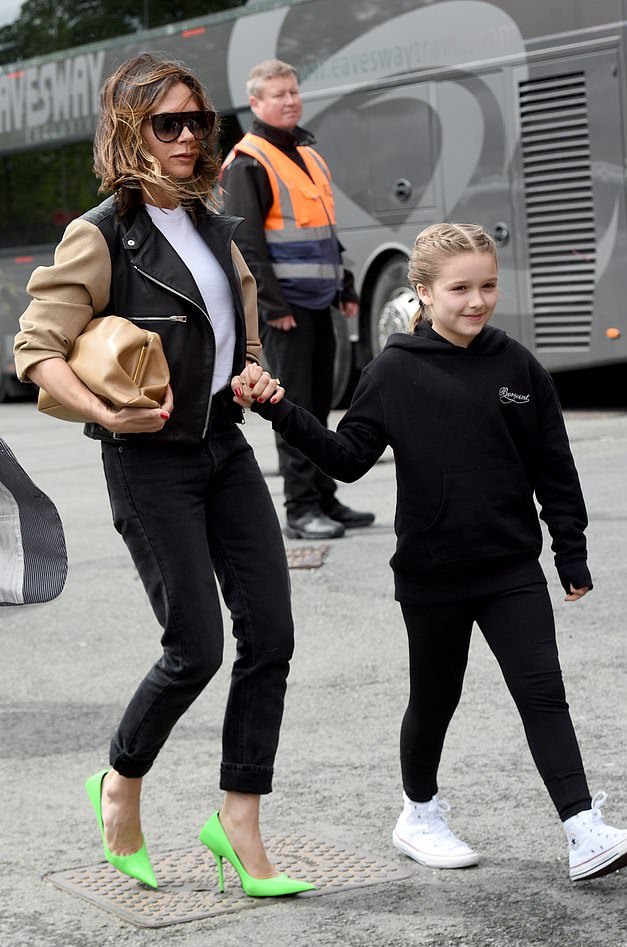 贝嫂带小七去看足球赛,贝嫂带娃看小贝比赛