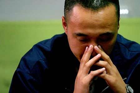 新婚夜亲热后，隔天妻子下身出血，带她去检查，丈夫跪求医生保密