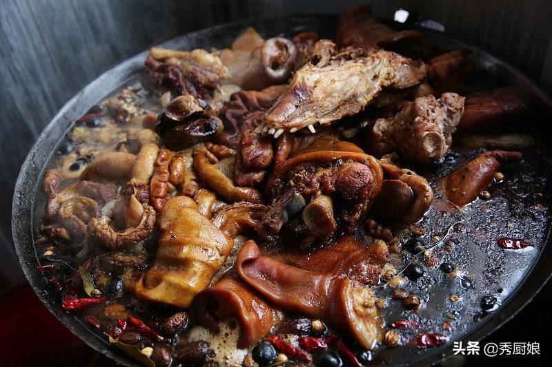 熟猪肚猪心猪肝一起煲汤的做法,猪大肠怎么那么黑怎样洗才能白