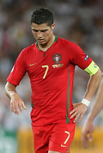 战衣欧美风,历年欧洲杯比赛球衣有哪些