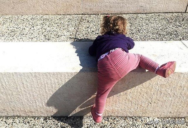 一岁半孩子经常用手摸鼻子,一岁半的宝宝喜欢摸大人头