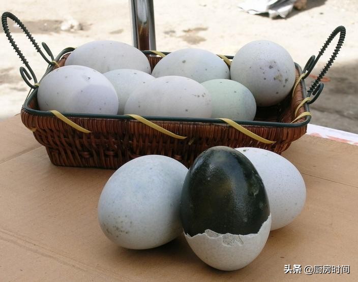 皮蛋到底是黑的好还是黄的好,皮蛋颜色是黄的是什么原因