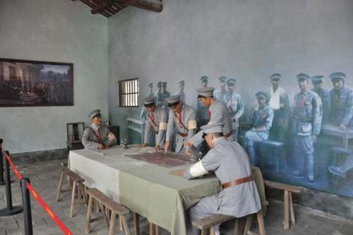 粟裕担负警戒任务中弹昏迷，排长卸他的枪并说：现在可顾不上你了