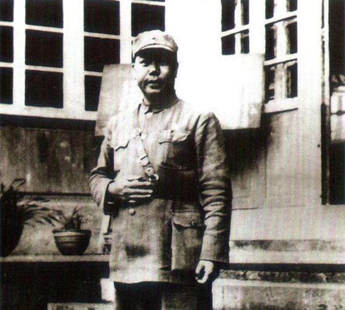 杀害闻一多的凶手，躲在成都开香烟店，因看报坐姿正派暴露被枪毙