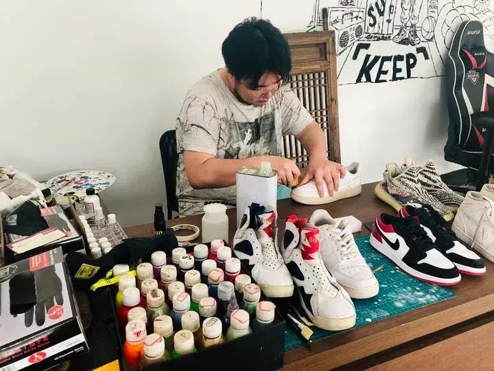 小伙卖鞋赔1万,小伙子卖鞋7000多万