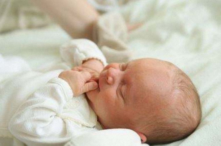 宝宝过早抬头对颈部有影响吗,宝宝太早抬头容易引起抽搐吗