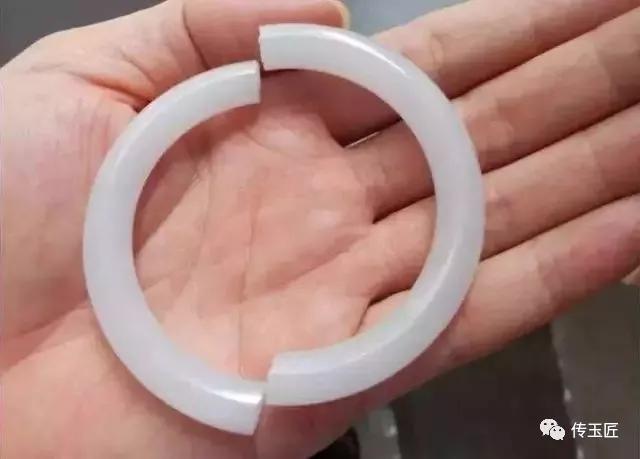 和田玉能戴着洗澡吗,和田玉手串可以戴着洗澡吗