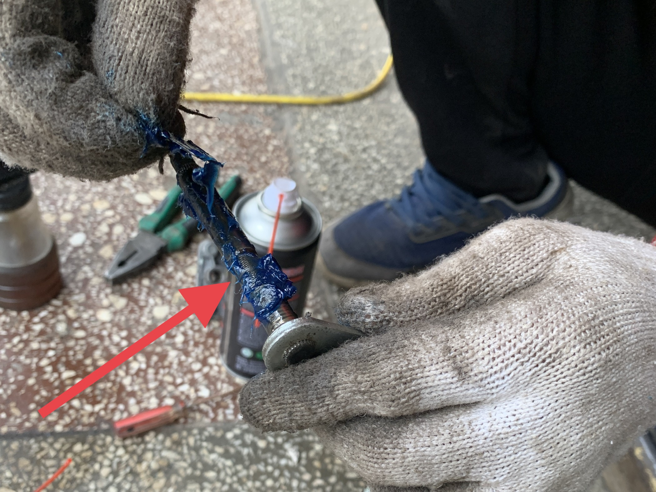 汽车雨刷器卡住了,雨刷臂压不住玻璃