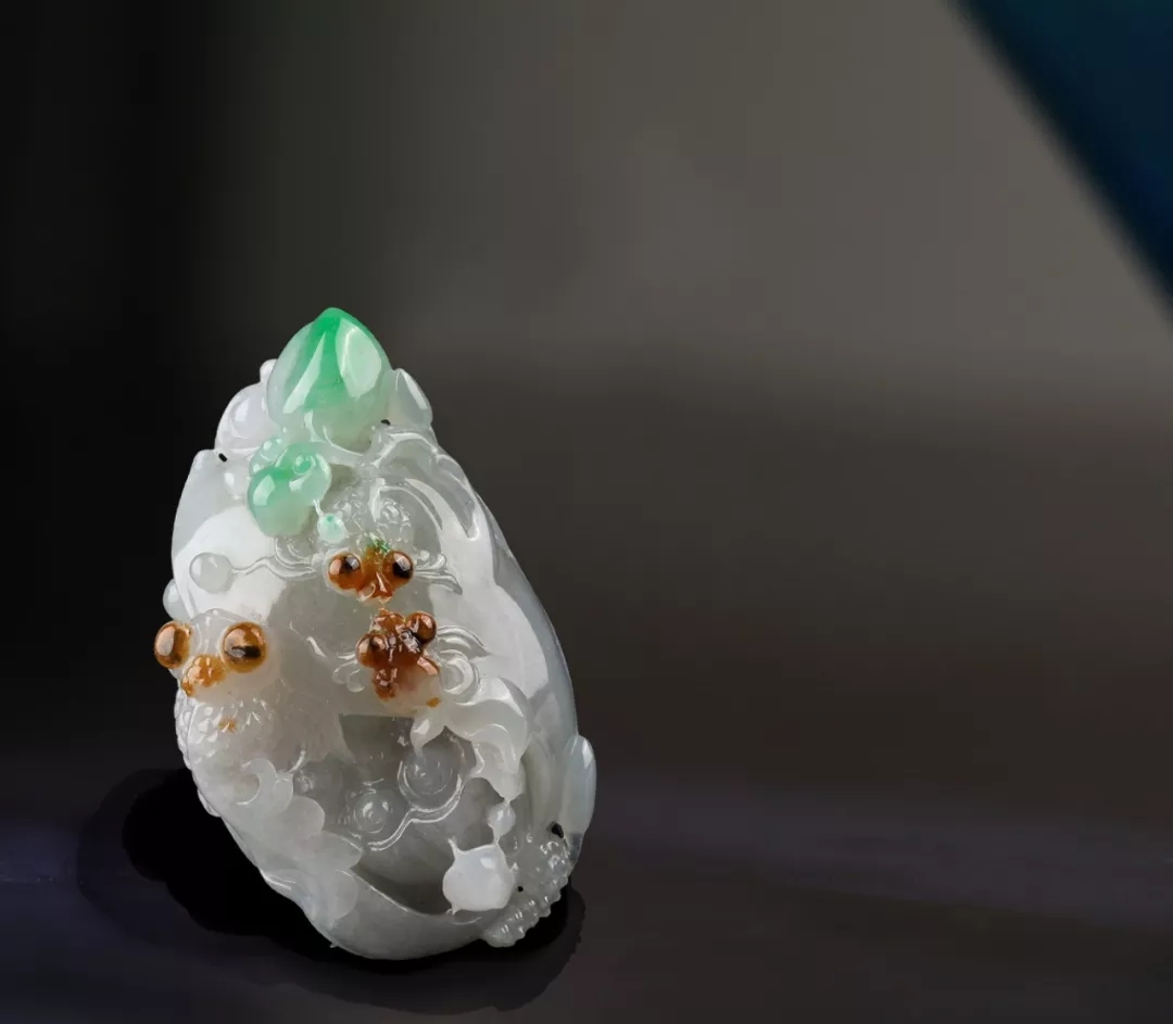 翡翠有白斑是什么原因,翡翠有白点对身体有害吗