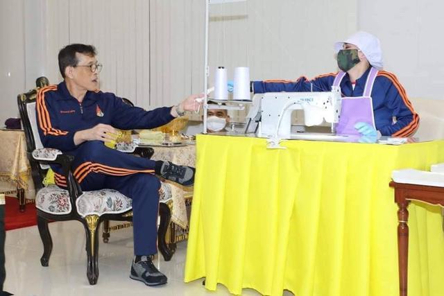 花心泰王也温柔？结婚周年陪王后穿情侣装，满脸宠溺给娇妻打下手