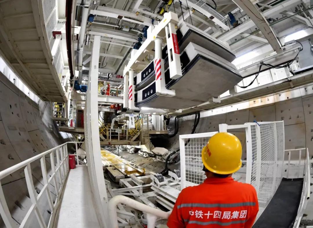 忙碌的他们，身上有光！