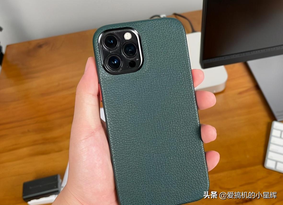 网友吐槽12ProMax质量“翻车”，套着软壳还是刮花严重？