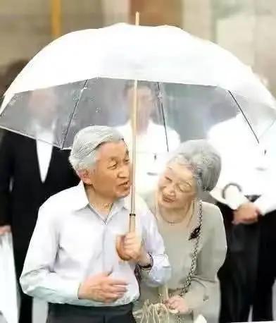 为什么日本人爱用透明伞,为什么日本大多是透明伞黑伞