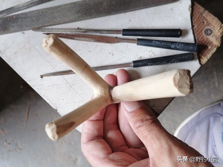 钓鱼怎么用鱼竿支架最好,鱼竿支架怎么用最好用