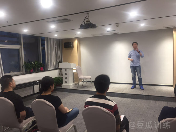 与陌生人搭讪应该关注什么,与陌生异性聊天技巧