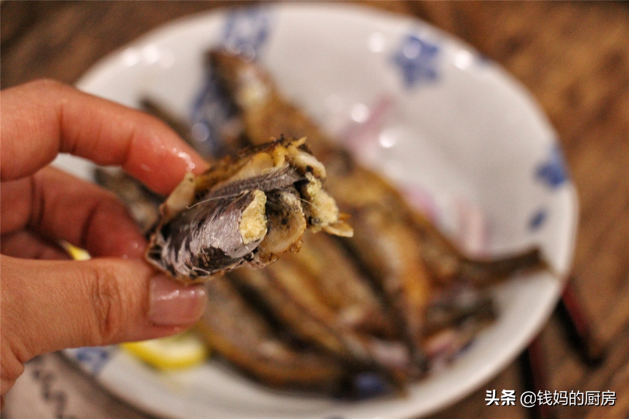 每次去超市碰到这鱼都会买，2元1条，煎一煎下酒真的很香