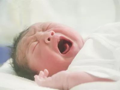 新生儿宝宝肚子胀气怎么做排气操,新生儿哭闹胀气排气妙招0-1个月
