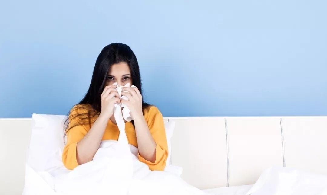 过敏性鼻炎引起咳嗽要关注什么,常年性过敏性鼻炎应该怎么来治疗