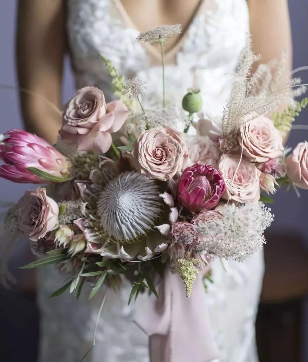 花要不要经常换水,花材正确处理方式及日常养护