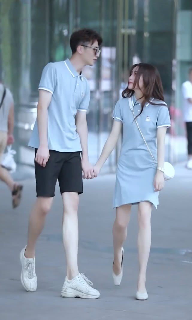 有种身高差叫，“你的上衣我能穿成裙”，想亲我就要下腰45°