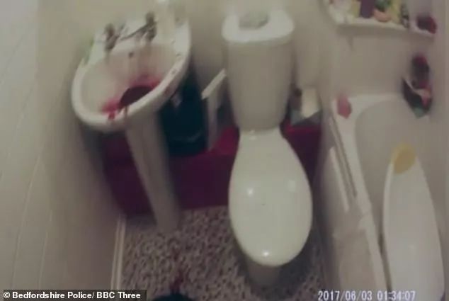 22岁女孩遭教练虐待,足球队员被教练虐待