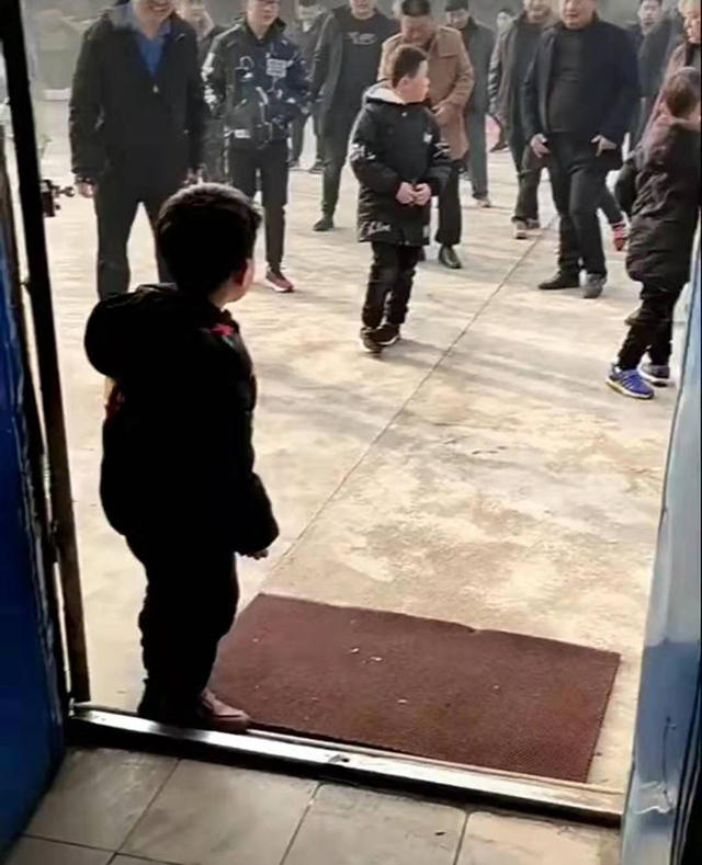 60岁大爷给6岁小孩磕头拜年视频,40岁男子跪地给8岁小朋友磕头拜年