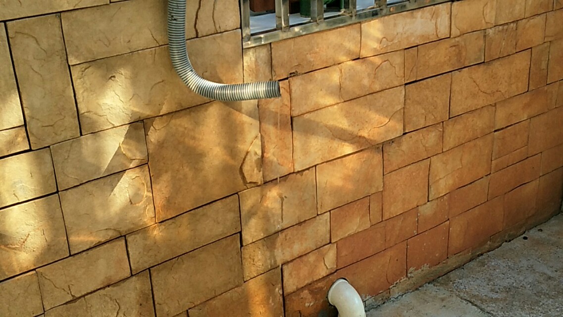 空调管漏水导致墙壁受潮怎样处理,空调排水管露在墙壁怎么办